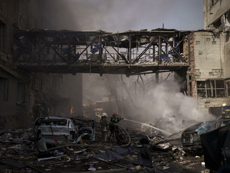 Feuerwehrleute löschen mehrere Brände nach einem russischen Angriff auf Charkiw. Foto: Felipe Dana/AP/dpa