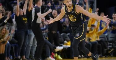 Feierte ein gelungenes Comeback beim Sieg der Golden State Warriors: Stephen Curry. Foto: Jeff Chiu/AP/dpa