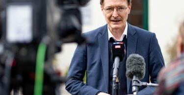«Unser Ziel ist, möglichst genug Impfstoff für jeden Bürger zu haben, egal welche Variante kommt»: Bundesgesundheitsminister Karl Lauterbach. Foto: Axel Heimken/dpa