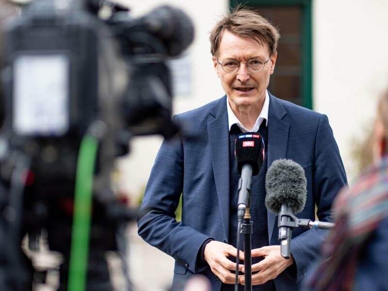 «Unser Ziel ist, möglichst genug Impfstoff für jeden Bürger zu haben, egal welche Variante kommt»: Bundesgesundheitsminister Karl Lauterbach. Foto: Axel Heimken/dpa