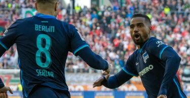 Torschütze und Leader: Suat Serdar (l) und Kevin-Prince Boateng waren die Erfolgsfaktoren für den Hertha-Sieg in Augsburg. Foto: Stefan Puchner/dpa