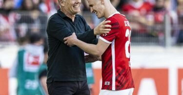 Freudig, aber demütig: Freiburg-Coach Christian Streich (l) und Roland Sallai. Foto: Tom Weller/dpa