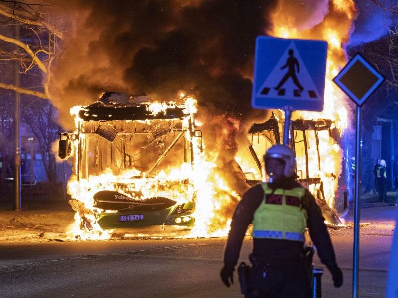 In Malmö stand in der Nacht ein Bus in Flammen, nachdem Unbekannte ein brennendes Objekt auf das Fahrzeug warfen. Foto: Johan Nilsson/TT NEWS AGENCY/AP/dpa