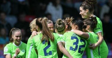 Wolfsburgs Spielerinnen bejubeln den Treffer durch Jill Roord (M verdeckt) zur 1:0-Führung gegen die Frauen des FC Bayern. Foto: Silas Stein/dpa
