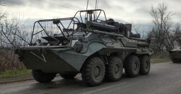 Ein russischer Militärkonvoi bewegt sich auf einer Autobahn in einem von russisch unterstützten Separatisten kontrollierten Gebiet in der Nähe von Mariupol. Foto: Alexei Alexandrov/AP/dpa