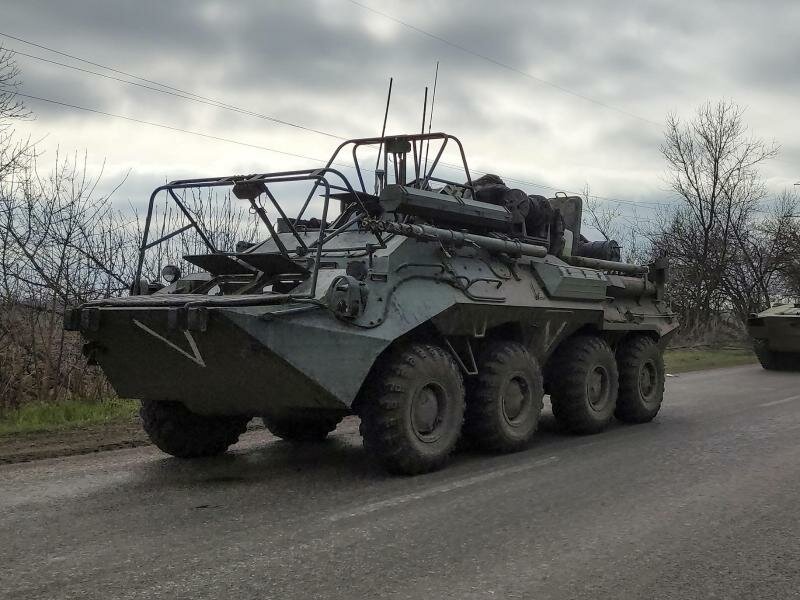 Ein russischer Militärkonvoi bewegt sich auf einer Autobahn in einem von russisch unterstützten Separatisten kontrollierten Gebiet in der Nähe von Mariupol. Foto: Alexei Alexandrov/AP/dpa