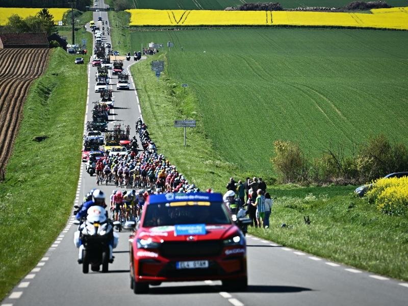 Das Feld in Aktion. Die Saison der Kopfsteinpflaster-Klassiker endet mit Paris-Roubaix. Foto: Jasper Jacobs/BELGA/dpa