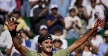 Der Grieche Stefanos Tsitsipas hat sich im Finale von Monte Carlo gegen den Spanier Alejandro Davidovich Fokina durchgesetzt. Foto: Daniel Cole/AP/dpa