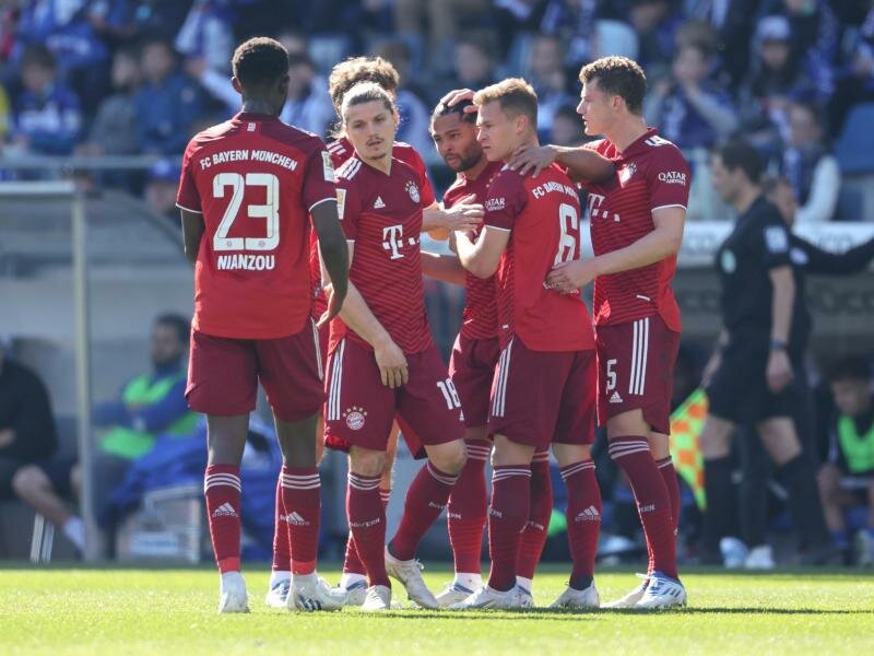 Die Spieler des FC&nbsp;Bayern München freuen sich über das Tor zum 2:0 durch Serge Gnabry (3.v.r). Foto: Friso Gentsch/dpa
