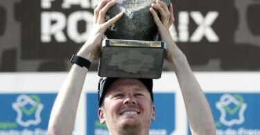 Dylan van Baarle aus den Niederlanden hält nach seinem Sieg die Trophäe, den Pflasterstein. Foto: Michel Spingler/AP/dpa