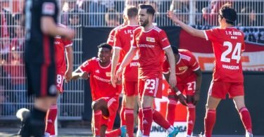 Taiwo Awoniyi (l) von Union Berlin jubelt mit Teamkollegen nach seinem Treffer zum 1:0 gegen Eintracht Frankfurt. Foto: Andreas Gora/dpa