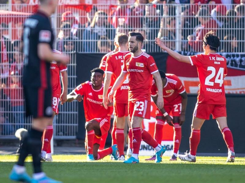 Taiwo Awoniyi (l) von Union Berlin jubelt mit Teamkollegen nach seinem Treffer zum 1:0 gegen Eintracht Frankfurt. Foto: Andreas Gora/dpa