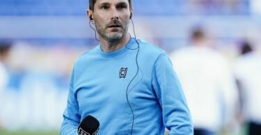 Fürths Trainer Stefan Leitl vor dem Anpfiff beim Dazn-Interview. Foto: Uwe Anspach/dpa