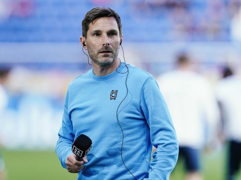 Fürths Trainer Stefan Leitl vor dem Anpfiff beim Dazn-Interview. Foto: Uwe Anspach/dpa