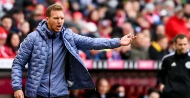 Münchens Cheftrainer Julian Nagelsmann gibt seinen Spielern Anweisungen. Foto: Sven Hoppe/dpa