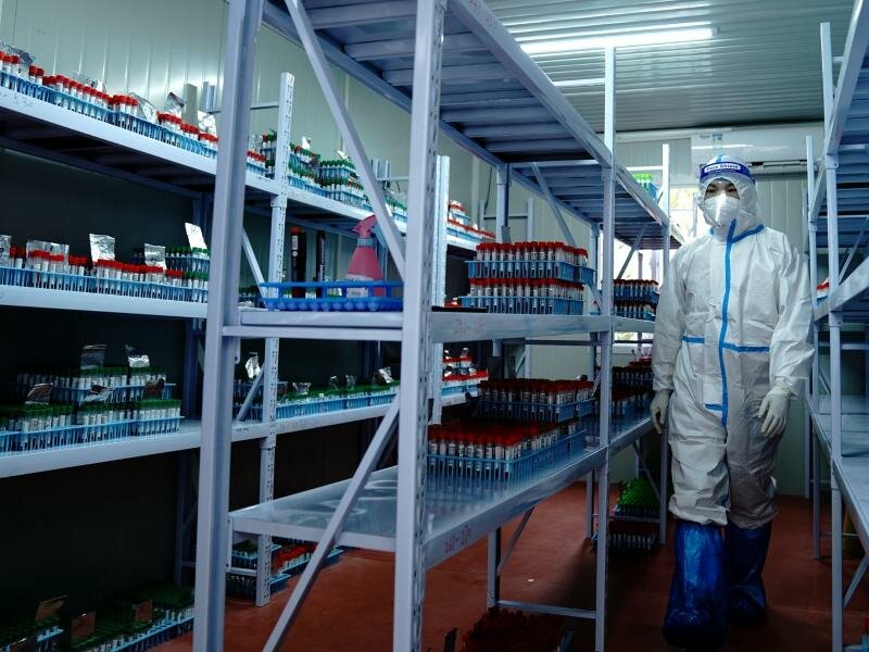 Dieses von der chinesischen Staatsagentur Xinhua verbreitete Bild zeigt den Mitarbeiter eines Corona-Testlabors in Shanghai. Foto: Zhang Jiansong/XinHua/dpa