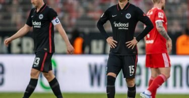 Daichi Kamada von Eintracht Frankfurt steht nach der Niederlage enttäuscht auf dem Spielfeld. Foto: Andreas Gora/dpa
