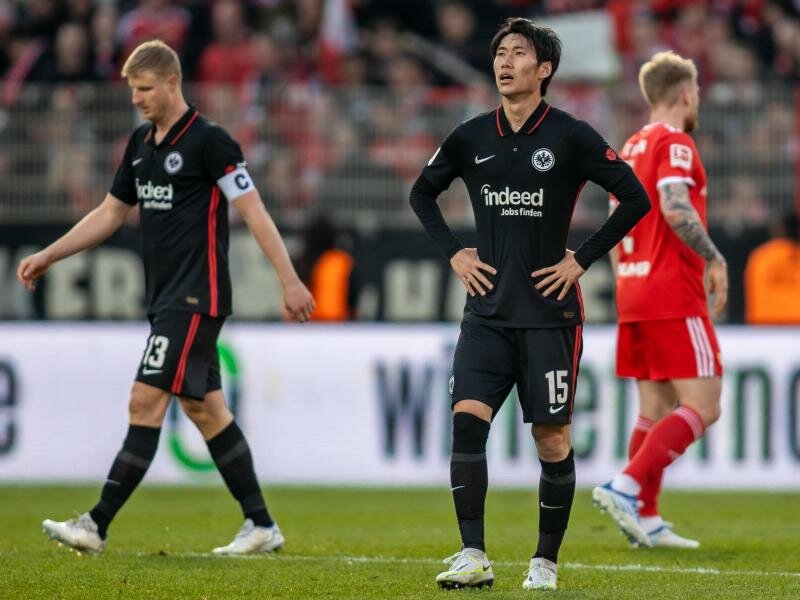 Daichi Kamada von Eintracht Frankfurt steht nach der Niederlage enttäuscht auf dem Spielfeld. Foto: Andreas Gora/dpa