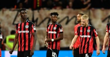 Die Leverkusener Moussa Diaby (l-r), Odilon Kossounou, Edmond Tapsoba, Mitchel Bakker und Patrik Schick gehen nach Spielende enttäuscht vom Platz. Foto: Marius Becker/dpa