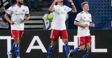 Können die HSV-Profis gegen Freiburg auch den Einzug ins Pokalfinale bejubeln?. Foto: Axel Heimken/dpa