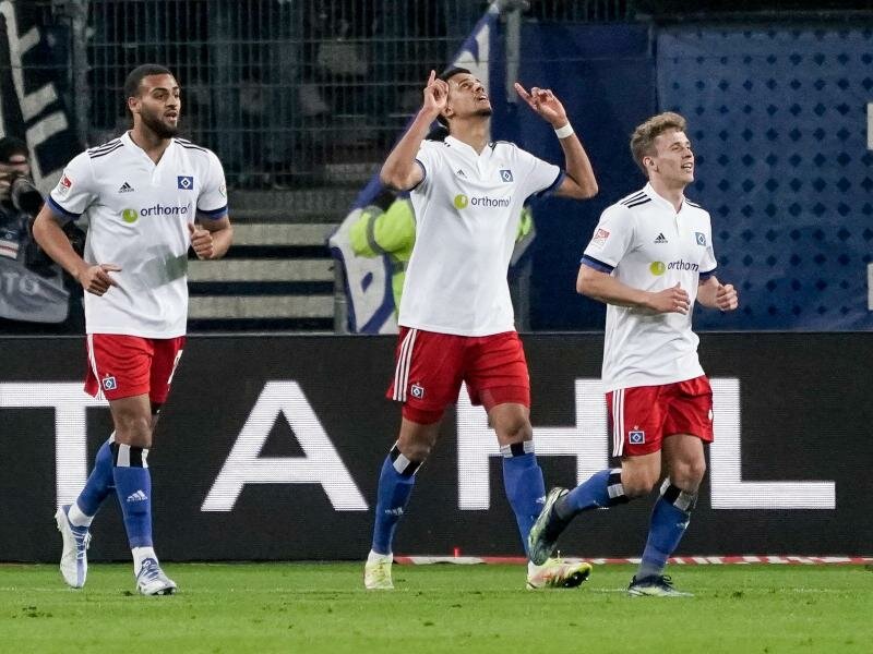 Können die HSV-Profis gegen Freiburg auch den Einzug ins Pokalfinale bejubeln?. Foto: Axel Heimken/dpa