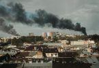 Nach den Raketeneinschlägen steigt schwarzer Rauch über der Stadt Lwiw auf. Foto: Matthew Hatcher/SOPA/ZUMA/dpa