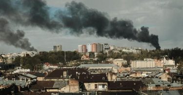 Nach den Raketeneinschlägen steigt schwarzer Rauch über der Stadt Lwiw auf. Foto: Matthew Hatcher/SOPA/ZUMA/dpa