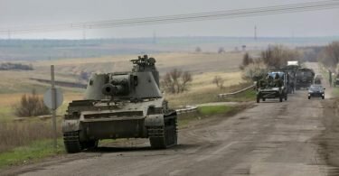 Russische Militärfahrzeuge fahren eine Straße in der Nähe von Mariupol entlang. Foto: Alexei Alexandrov/AP/dpa