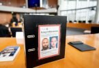 Ein Aktenordner mit Fahndungsfotos von Jan Marsalek im Untersuchungsausschuss des Bundestags. Ist der frühere Wirecard-Vorstand in Russland?. Foto: Kay Nietfeld/dpa