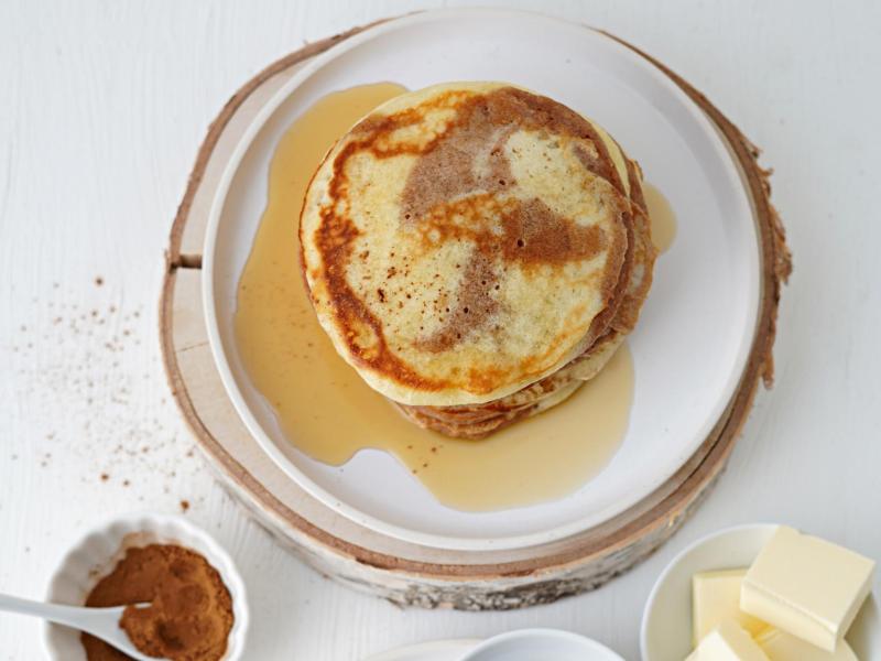 Die zweifarbigen Pancakes werden mit Ahornsirup und Butter serviert. Foto: Mareike Pucka/Biskuitwerkstatt.de/dpa-tmn