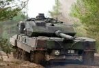 Ein Kampfpanzer vom Typ Leopard 2 A7V vom dem Lehrbataillon 93 der Bundeswehr fährt auf einem Truppenübungsplatz. Foto: Philipp Schulze/dpa