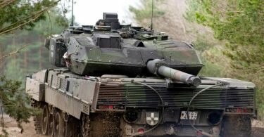 Ein Kampfpanzer vom Typ Leopard 2 A7V vom dem Lehrbataillon 93 der Bundeswehr fährt auf einem Truppenübungsplatz. Foto: Philipp Schulze/dpa