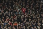 Zuschauer applaudieren in der siebten Spielminute zur Unterstützung von Manchester Uniteds Cristiano Ronaldo und dessen Partnerin Georgina Rodriguez nach deren schwerem Schicksalsschlag. Foto: Jon Super/AP/dpa