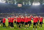 Die Spieler vom SC Freiburg feiern mit den Fans den Einzug ins Pokalfinale. Foto: Marcus Brandt/dpa