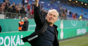 Freiburgs Trainer Christian Streich jubelt über den Sieg. Foto: Marcus Brandt/dpa