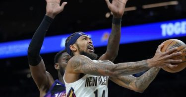 Deandre Ayton (l) von den Phoenix Suns versucht Brandon Ingram von den New Orleans Pelicans zu blocken. Foto: Matt York/AP/dpa