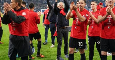 Die Spieler des SC Freiburg freuen sich mit Trainer Christian Streich (M) über den Einzug ins Finale des DFB-Pokals. Foto: Marcus Brandt/dpa