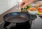 Auch wenn es heißt, an Teflon perlt alles ab, sollte man zum Braten in die beschichtete Pfanne ein paar Tropfen hitzestabiles Öl tröpfeln. Foto: Christin Klose/dpa-tmn