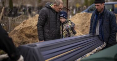 Im ukrainischen Butscha werden Opfer der russischen Invasion beerdigt. Foto: Emilio Morenatti/AP/dpa