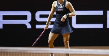 Verliert ihr Erstrundenspiel in Stuttgart gegen die Estin Anett Kontaveit: Angelique Kerber winkt ab. Foto: Tom Weller/dpa