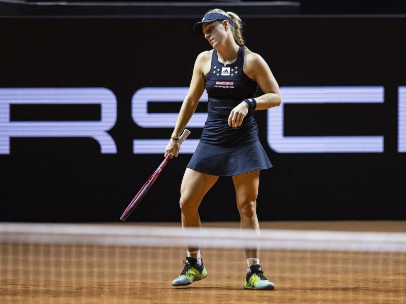 Verliert ihr Erstrundenspiel in Stuttgart gegen die Estin Anett Kontaveit: Angelique Kerber winkt ab. Foto: Tom Weller/dpa