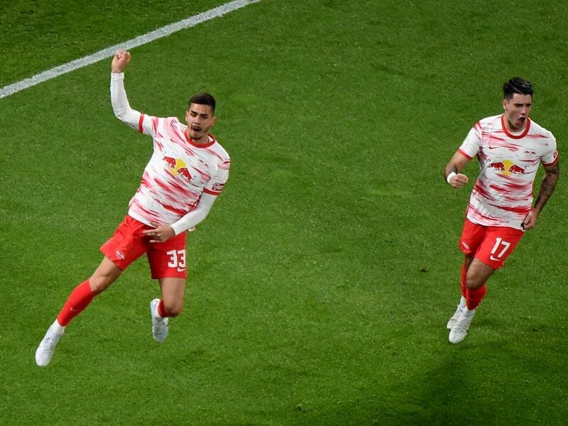 Leipzigs Andre Silva (M) jubelt nach seinem Treffer zum 1:1 mit seinen Teamkollegen Leipzigs Dominik Szoboszlai. Foto: Christian Modla/dpa
