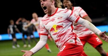 Leipzigs Emil Forsberg jubelt nach seinem Treffer zum 2:1 gegen Union Berlin. Foto: Jan Woitas/dpa
