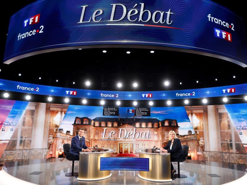 Emmanuel Macron (l) und Marine Le Pen vor der TV-Debatte. Foto: Ludovic Marin/Pool AFP/AP/dpa