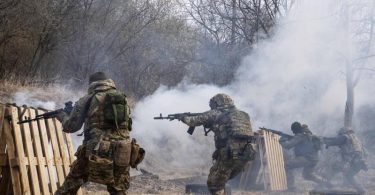 Auf der Waffenliste für Kiew nicht enthalten sind schwere Waffen wie Panzer oder Artillerie. (Im Bild: ukrainische Soldaten bei einer Übung nahe Lwiw). Foto: Nariman El-Mofty/AP/dpa