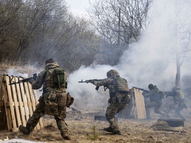 Auf der Waffenliste für Kiew nicht enthalten sind schwere Waffen wie Panzer oder Artillerie. (Im Bild: ukrainische Soldaten bei einer Übung nahe Lwiw). Foto: Nariman El-Mofty/AP/dpa