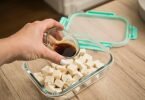 Soja, Tofu, Sojamilch oder Tempeh - beliebt ist der Klassiker aus Asien schon lange, doch was steckt in der kleinen Sojabohne eigentlich drin?. Foto: Christin Klose/dpa-tmn/Illustration