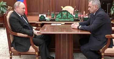 Wladimir Putin und der russische Verteidigungsminister Sergej Schoigu, zeigen sich im Staatsfernsehen. Foto: -/Russian Presidential Press Service/AP/dpa