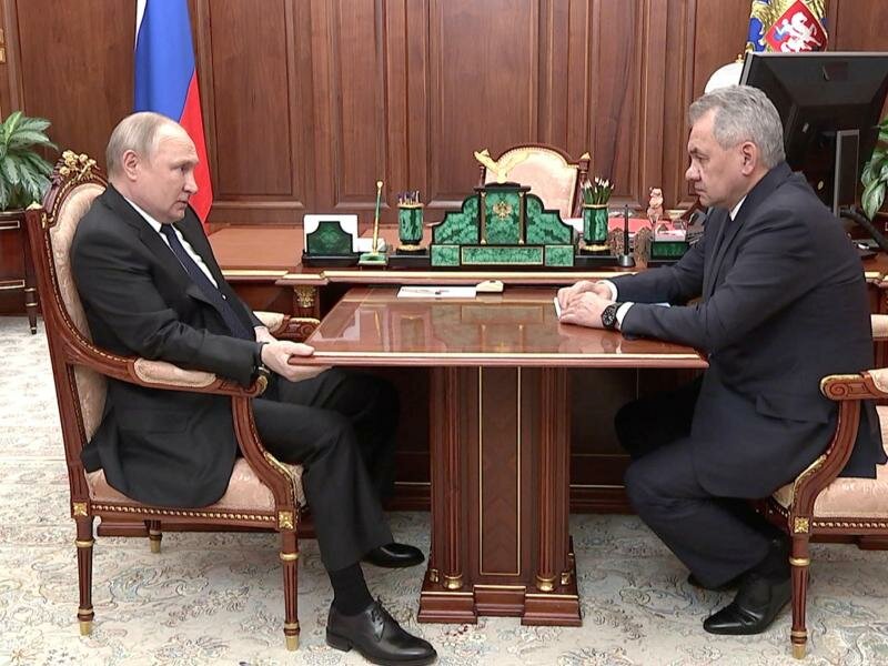 Wladimir Putin und der russische Verteidigungsminister Sergej Schoigu, zeigen sich im Staatsfernsehen. Foto: -/Russian Presidential Press Service/AP/dpa