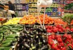 Obst- und Gemüsesorten in einem Berliner Supermarkt. Foto: Wolfgang Kumm/dpa